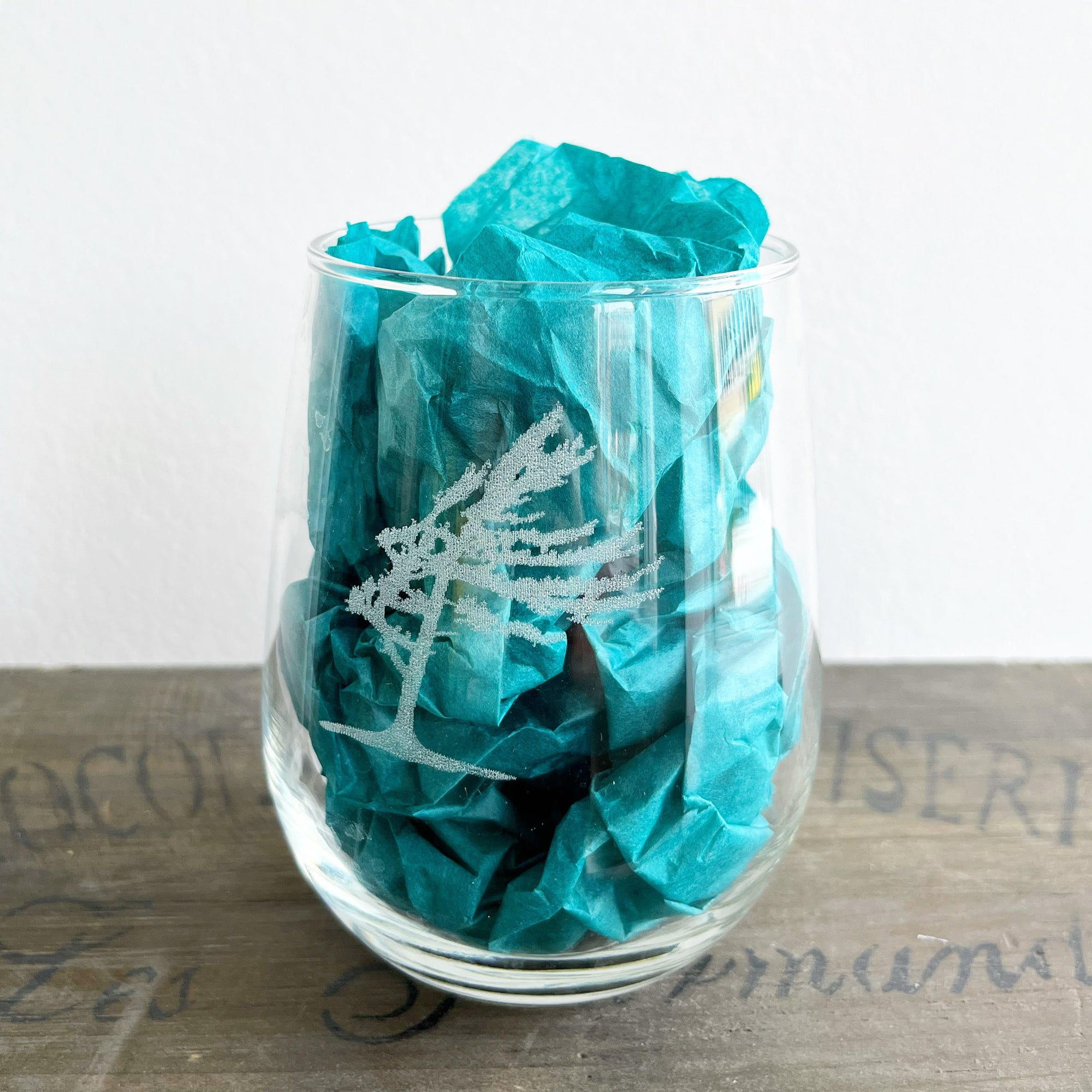 Windswept Tree Etched Stemless Wine Glass | Entertaining | boogie + birdie